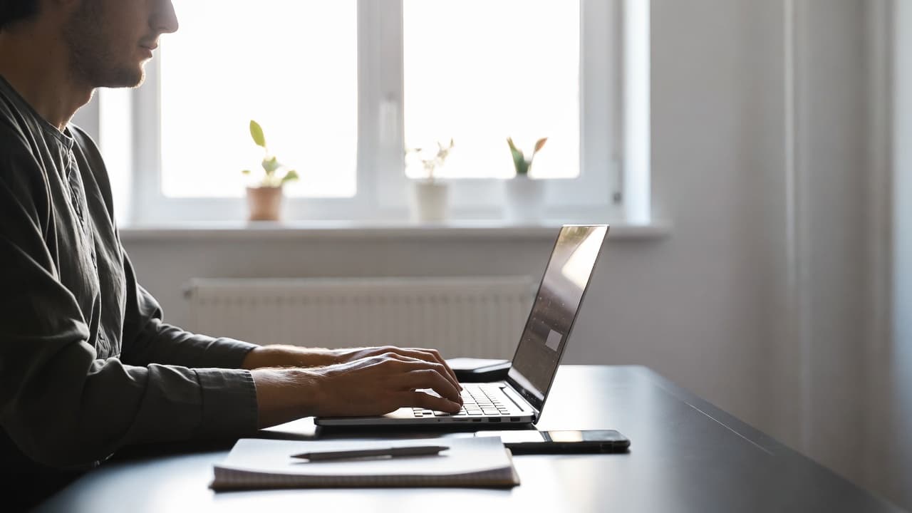 Professioneller Arbeitsplatz mit Time Tracker im Fokus