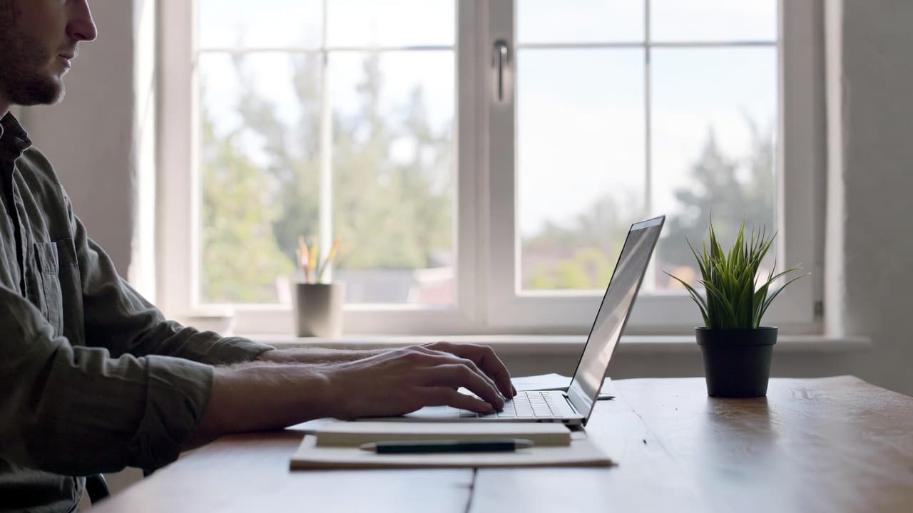 Freelancer using a free time tracking app on laptop