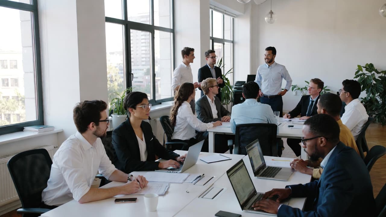 Team bei der Zeiterfassung im Büro