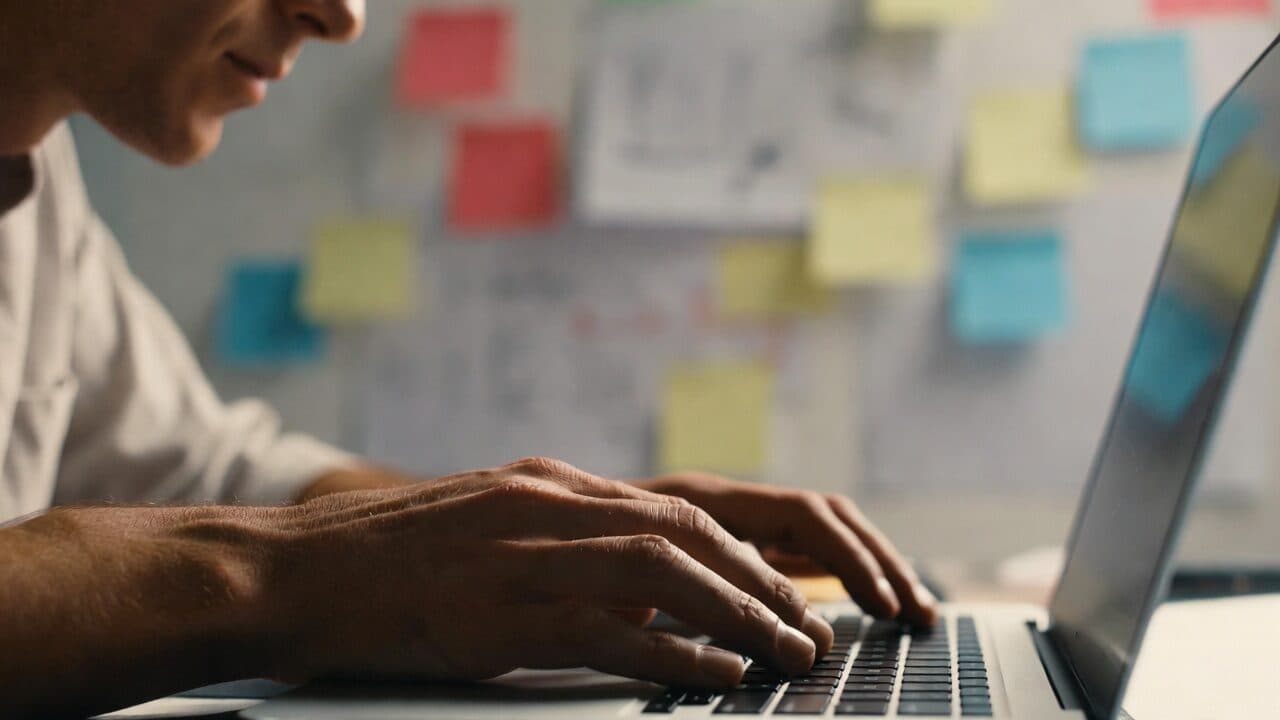 Entwickler arbeitet an einer API-Integration
