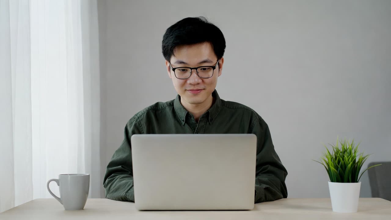 Software-Entwickler nutzt Arbeitszeit-Software-App am Laptop